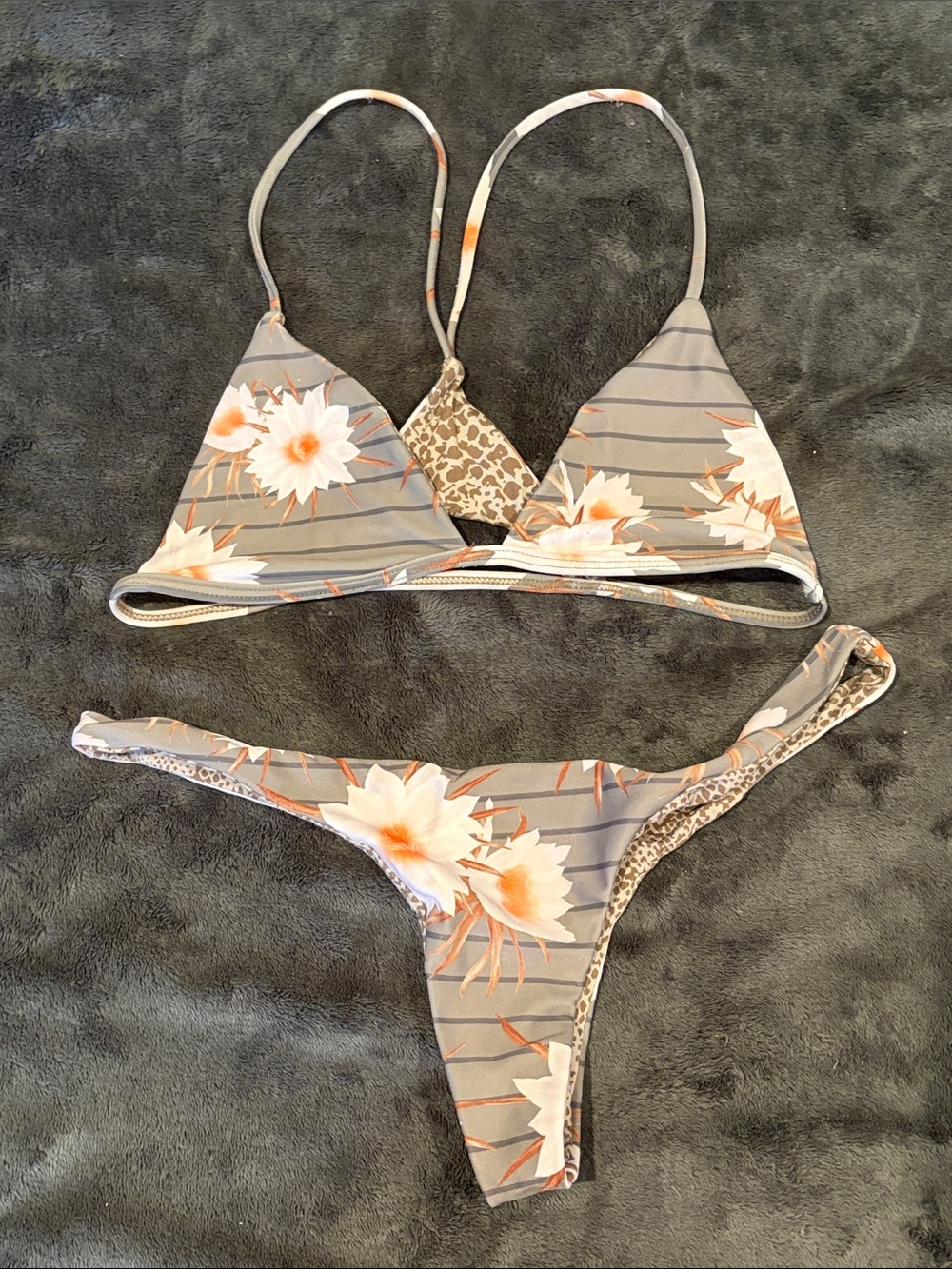 Acacia Swim Floral Triangle Bikini Set
s top fits like m/L
m bottom